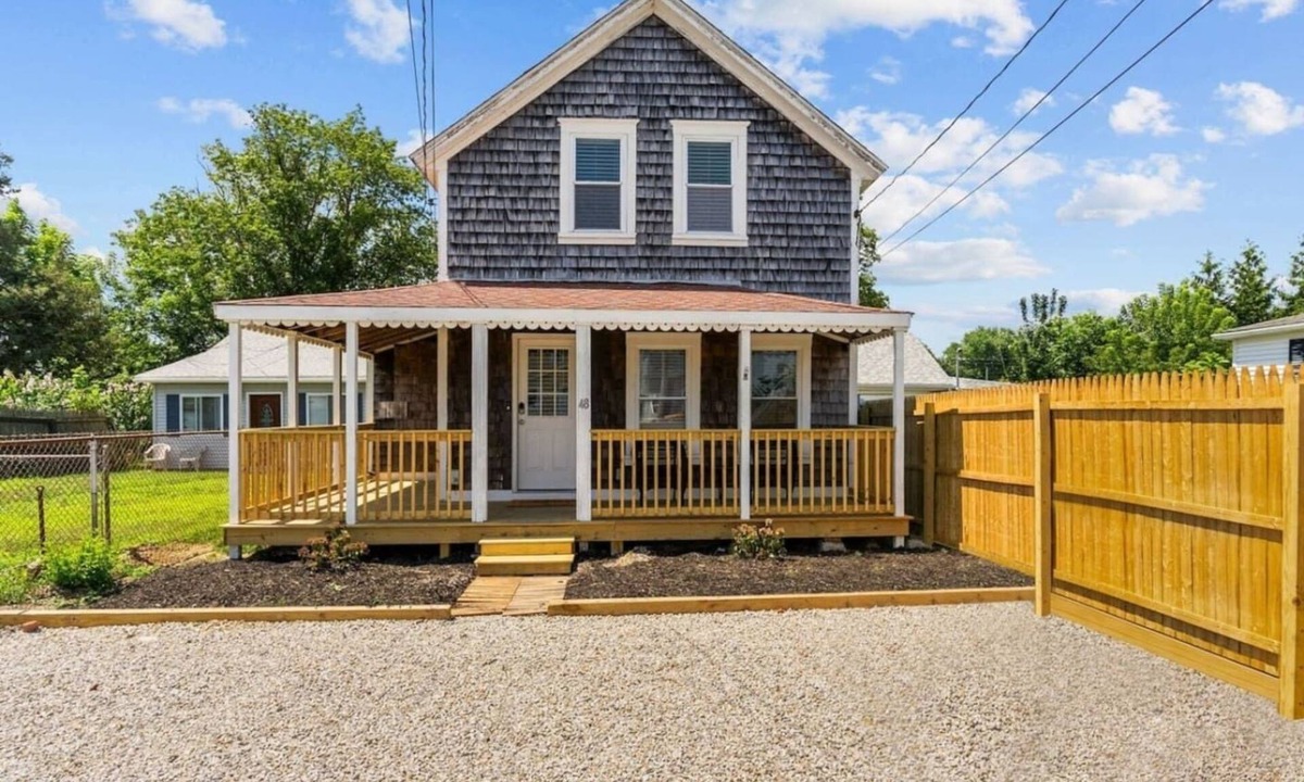 Portsmouth House | Portsmouth Cedar Beach Cottage