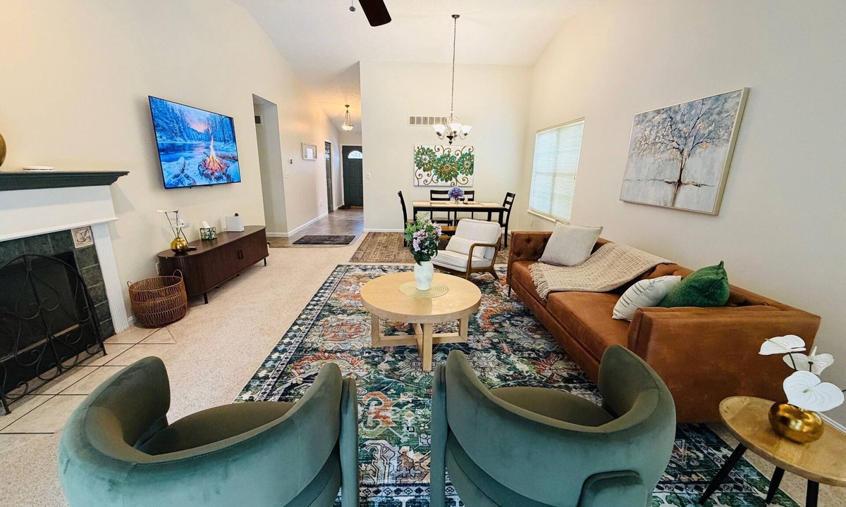 Cuyahoga Falls House | Premier 3 BR Retreat - Close to CVNP, Blossom Center & Boston Hills Ski Resort