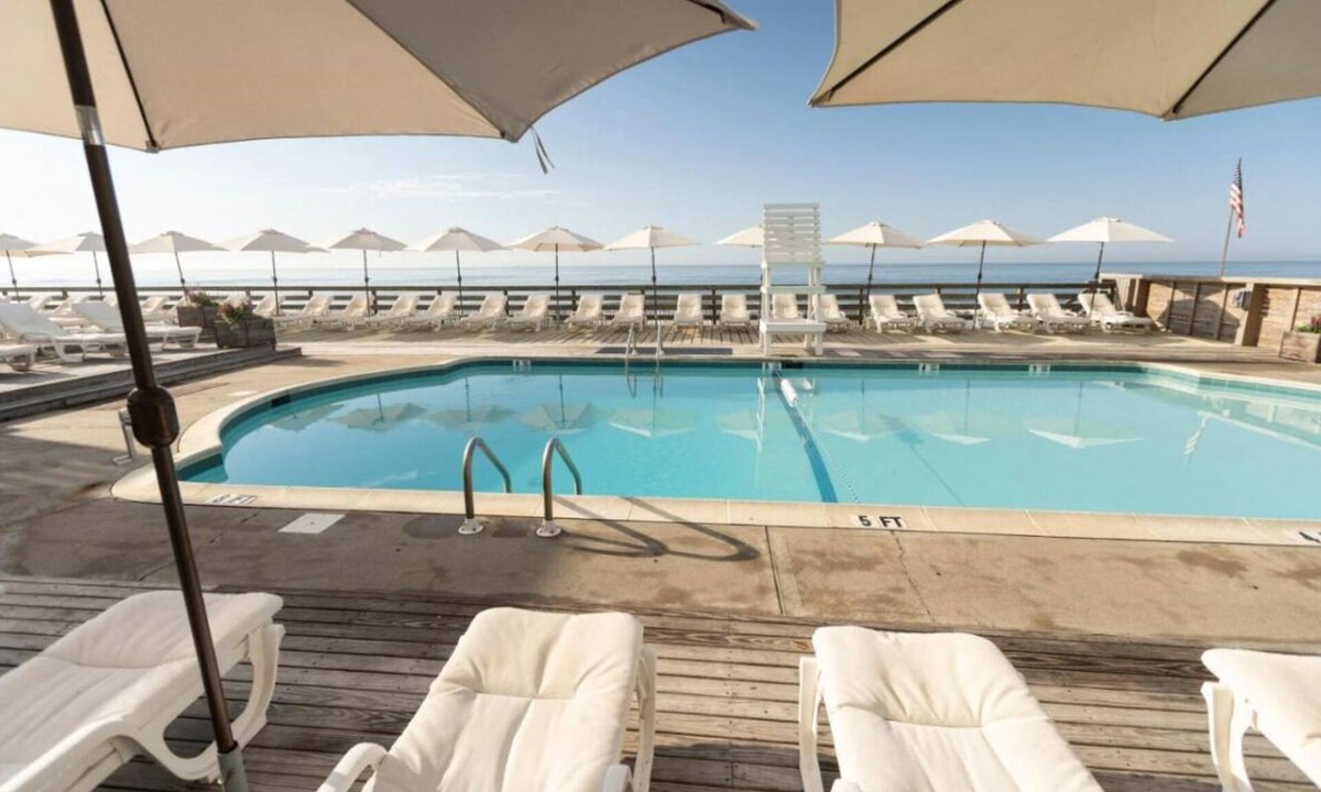Montauk Hotel | Prime Location! Free Parking & Breakfast, Pool, Near Second House Museum