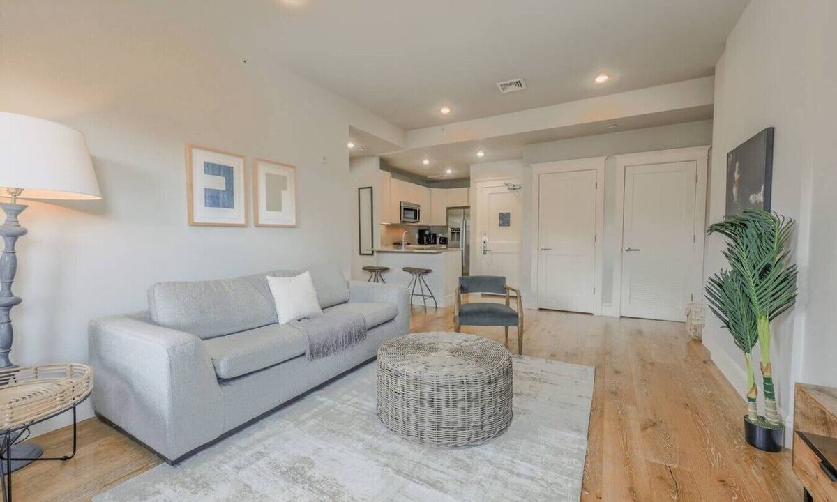 Back Bay Apartment | Prime Location | Newbury Street 1BR