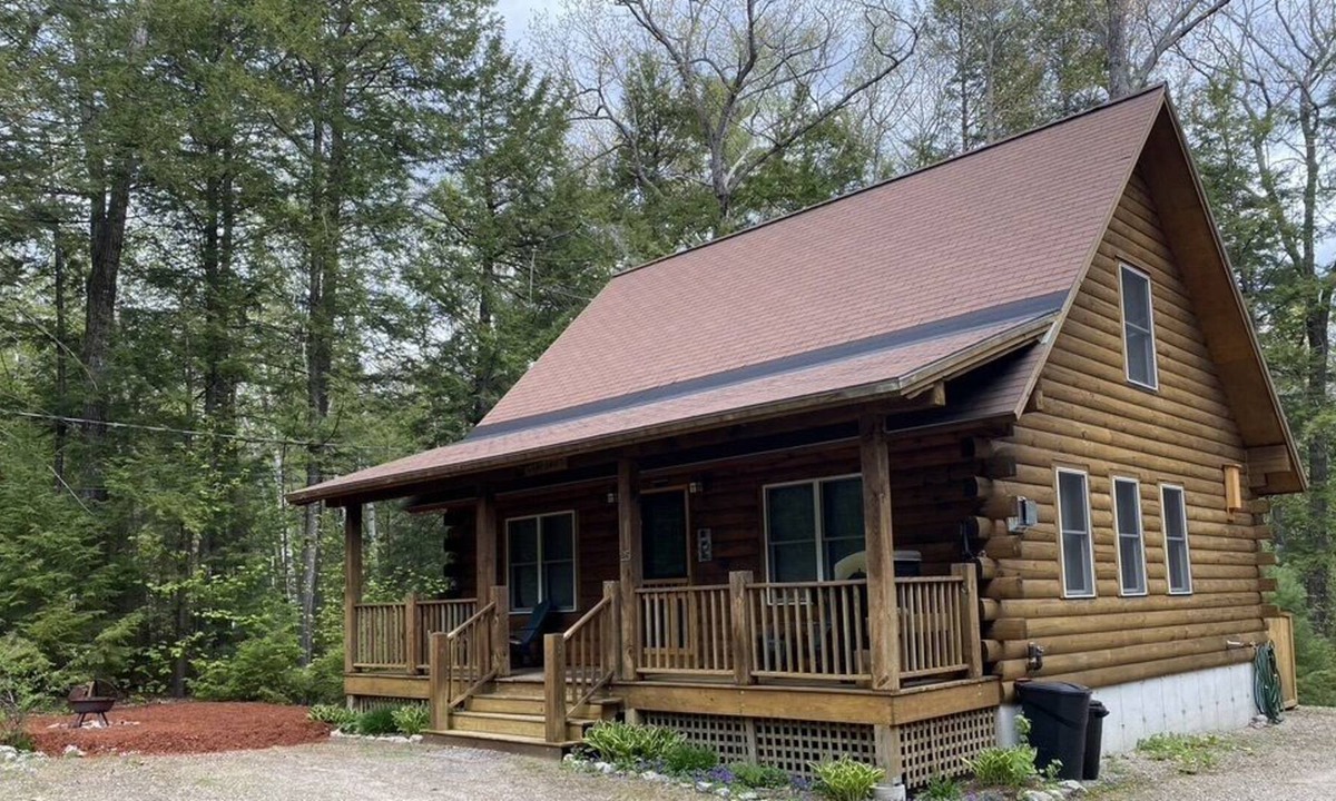 Sweden House | Pristine Log Cabin in Moose Pond Association LAKE, POOL, KAYAK, CANOE, 1 dog OK!