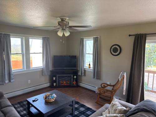 Newport Center Apartment | Private 2 Bedroom Lofted Garage Getaway