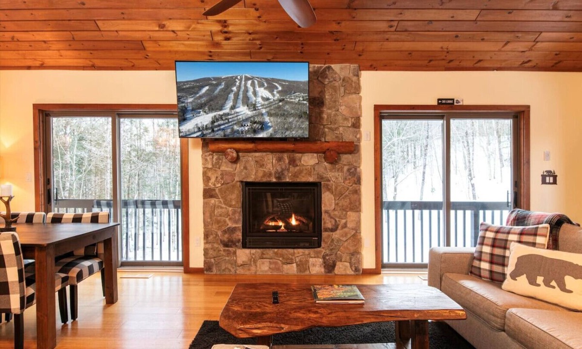 Ludlow House | Private 5BR Mountain Retreat | Walk to Buttermilk Falls, Hot Tub & Fire Pit