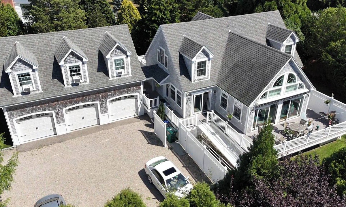 Jamestown House | Private 6-Bedroom – Walk to Beach