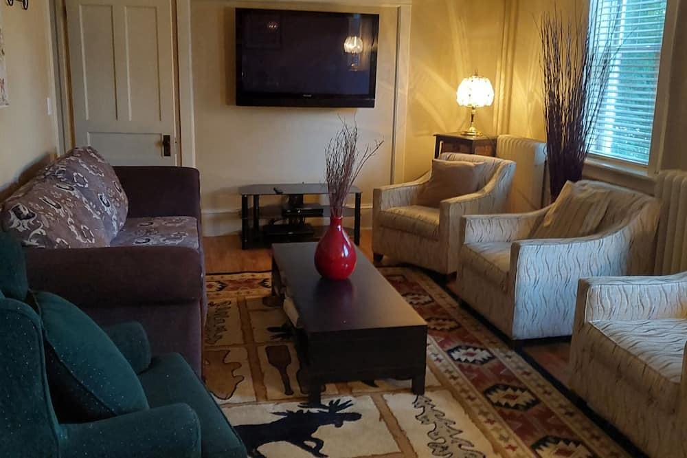 Calabogie House | Private accommodation ( vocational rental) The Library Guesthouse- Calabogie.