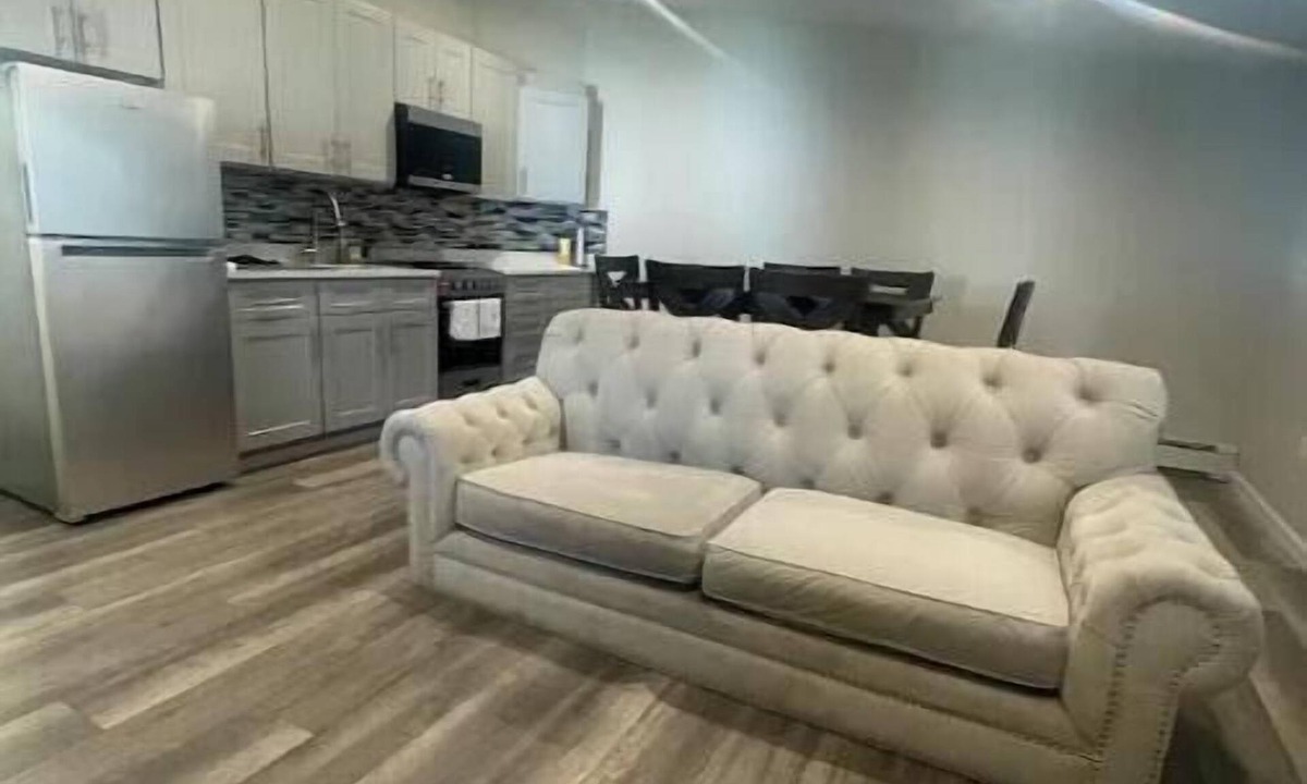 Plainedge Apartment | Private apartment. 1 min to the 135