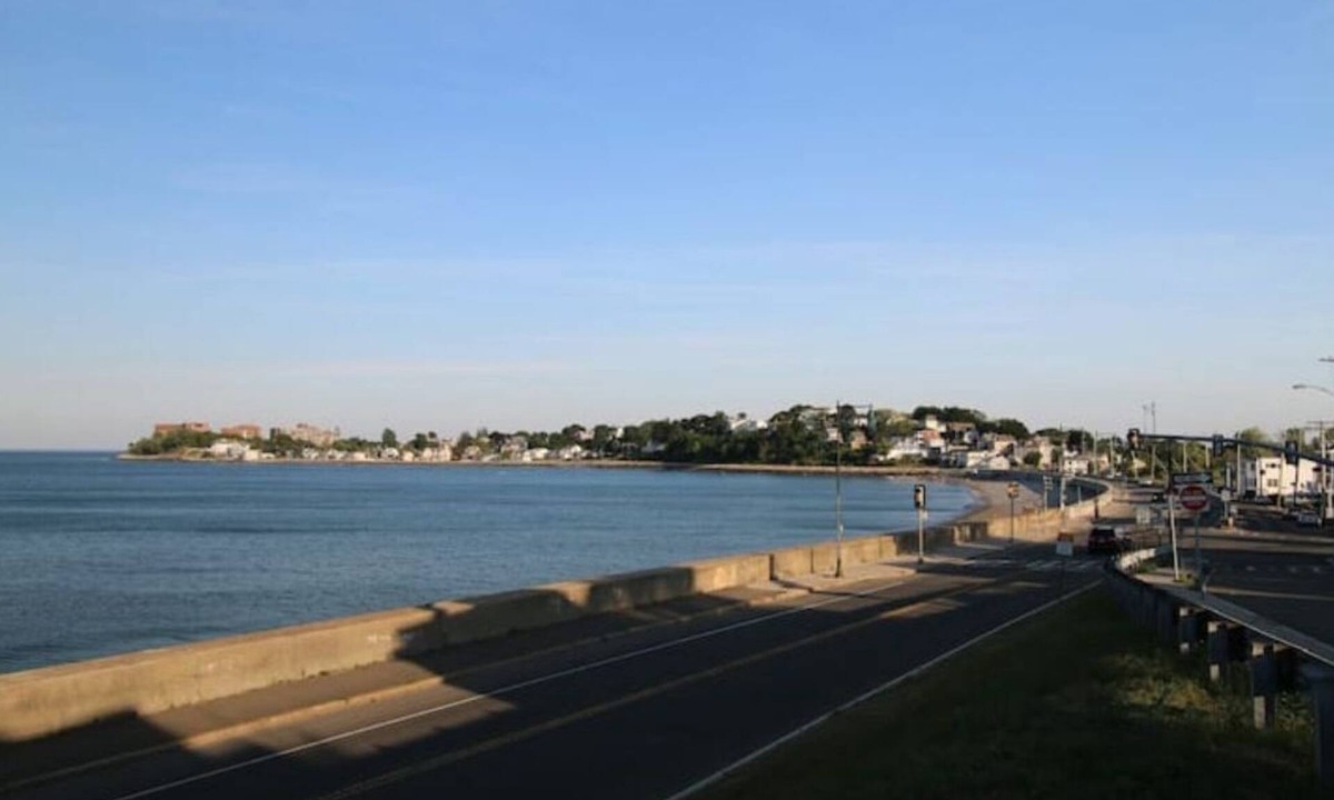Revere Apartment | Private apt Walk to MBTA Blue and beach, view!