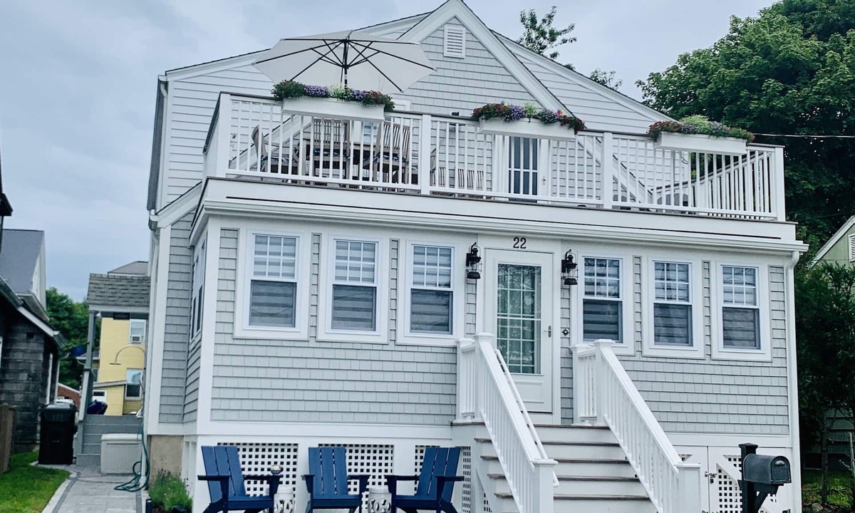 New London House | Private Beach - 5 bedroom, 3 bath, sleeps 10 comfortably - Ocean Glimpses