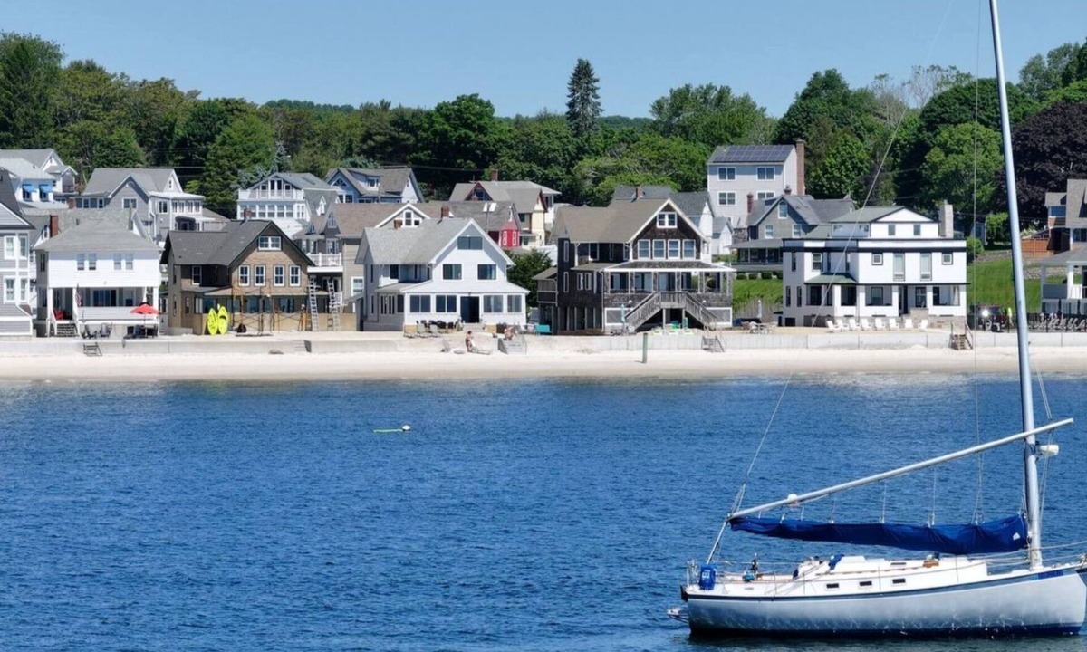 Niantic House | PRIVATE BEACH: A SLICE OF HEAVEN @ NIANTIC W/6 QUEENS 1 FULL BED