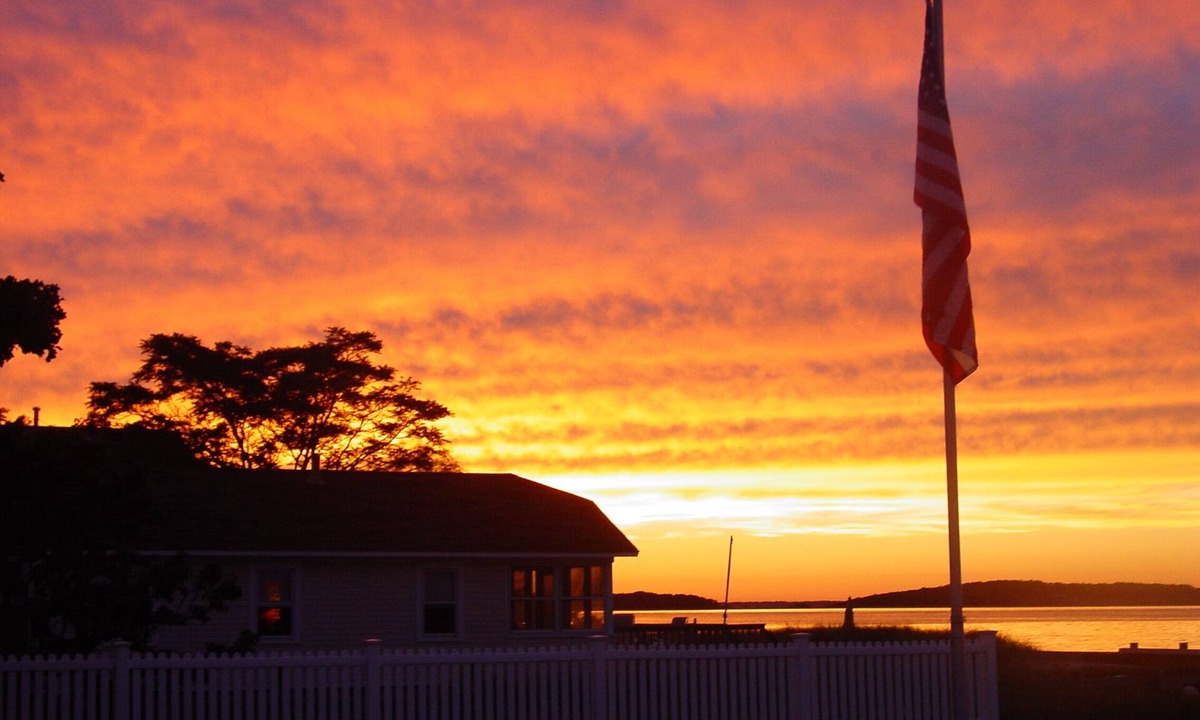 Noyack House | PRIVATE BEACH IN SAG HARBOR ON NOYAC BAY BOOK NOW THIS SUMMER SPECTACULAR VIEWS!