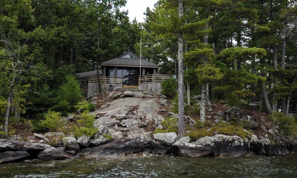 Tuftonboro Cottage | Private Cow Island Retreat | 1,000’ Shoreline + Sandy Beach