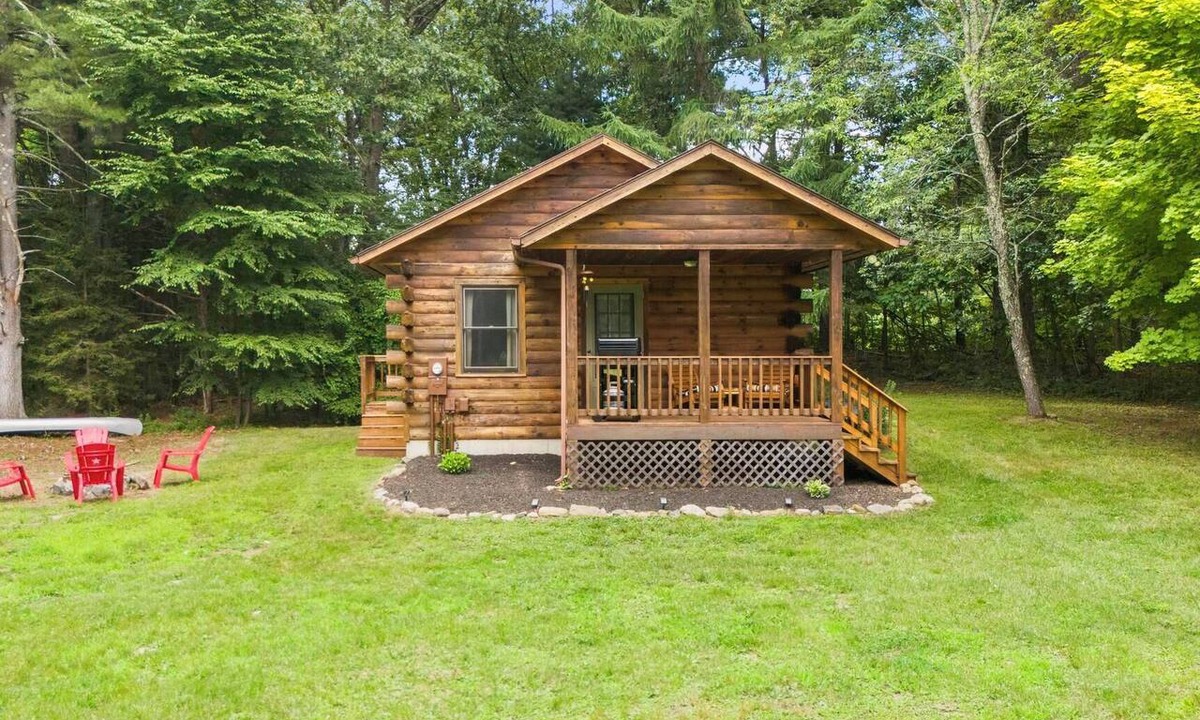 Seymour Cabin | Private Cozy Log Cabin on 32+ Wooded Acres