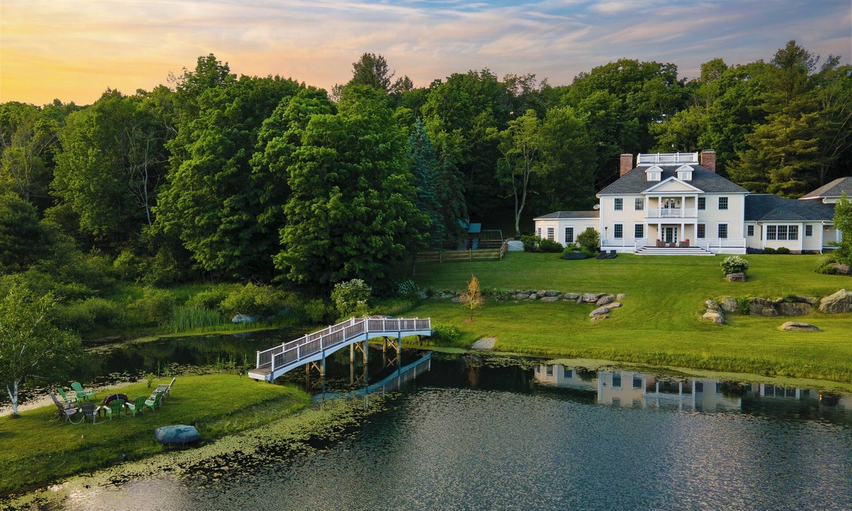 Austerlitz House | Private Estate, Guest House, Playroom, Gym, Theater | Sunny Pond by Avantstay