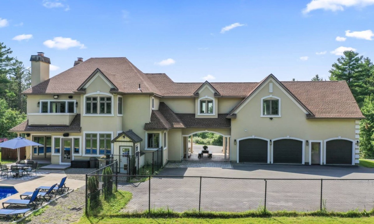 Town of Schodack House | Private Estate Pool Pets Nature Trails