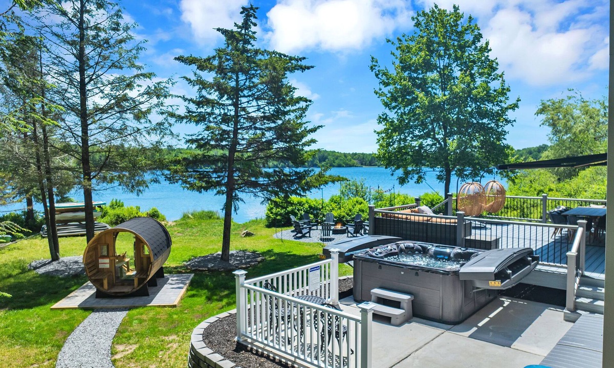 Pocono Summit House | Private Lakefront Retreat-Mins to Waterparks and Attractions