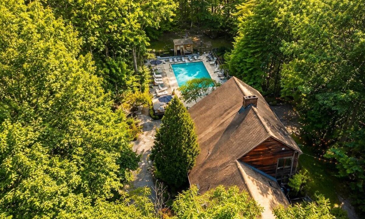 Windham House | Private Pool & Hot tub! Minutes to Sebago Lake! Nature! Perfect all year-round.