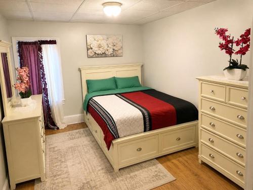 Fall River House | Private room #1 downtown dream