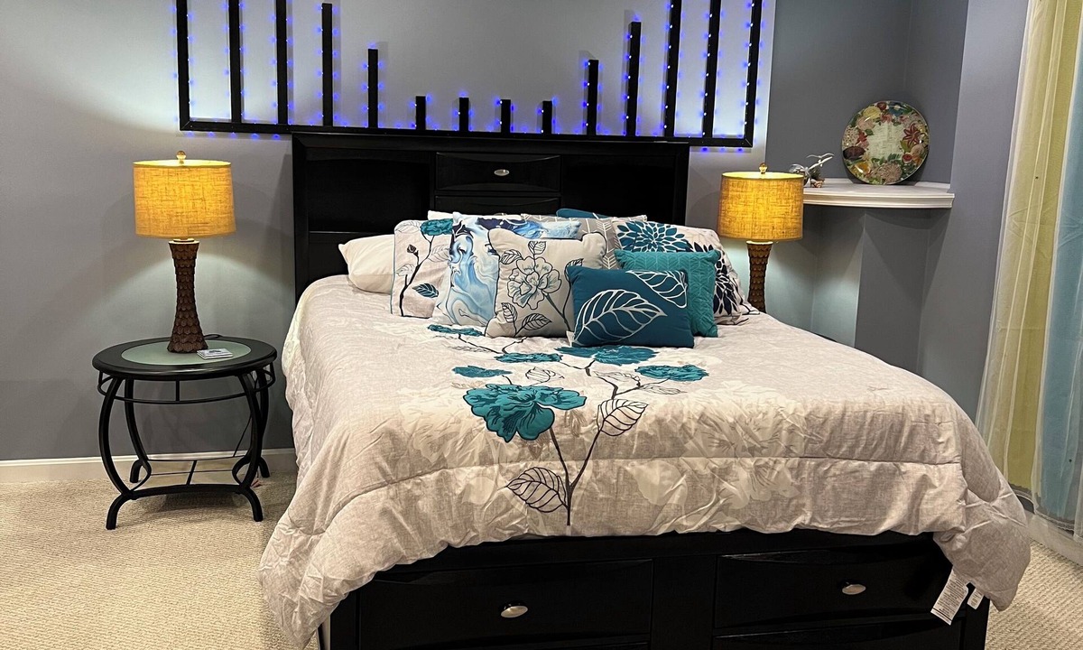 Tewksbury House | Private Suite 1 Queen bed, 1 Full bath,1 car parking