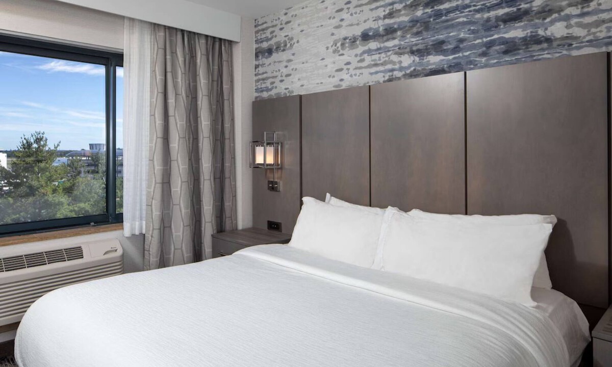 Stroudwater Hotel | PWM Airport King Room with Breakfast, Pool & Gym