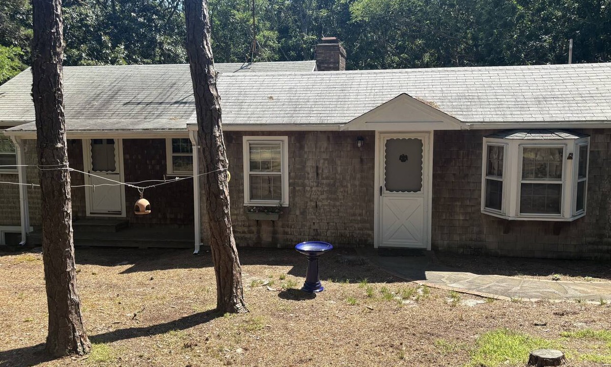 Wellfleet Cottage | Quaint 2BR Cottage in Wellfleet (1724)