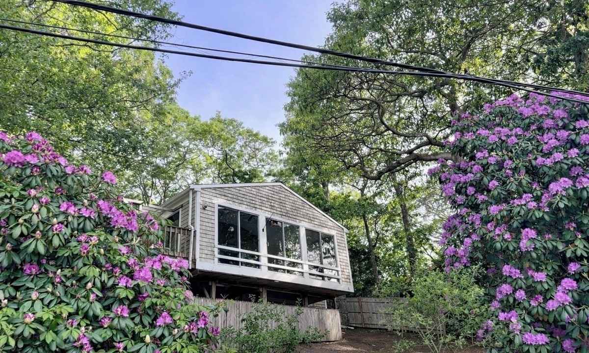 Mashpee Cottage | Quaint 3-bedroom cottage in Mashpee with pond views and access