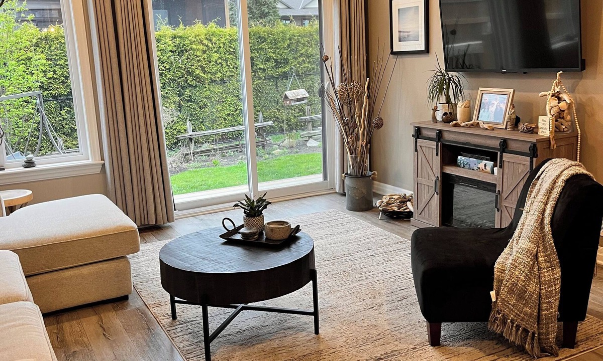 Almonte House | Quaint bungalow in a quaint artsy little town with a river running through it!