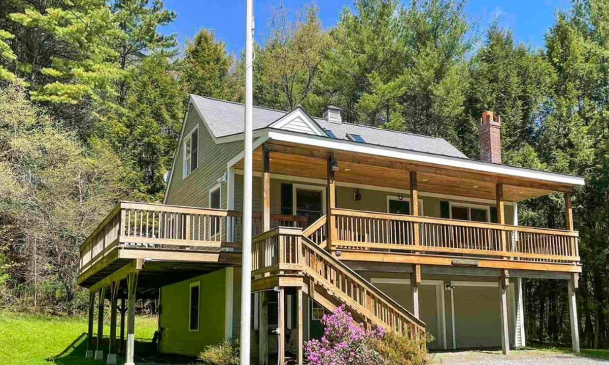 Quechee House | Quechee Lakes NEW L ISTING