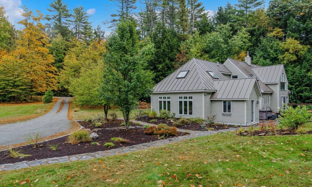 Quechee House | Quechee Meadows Home with Hot Tub & Fire Pit