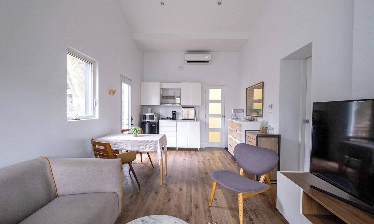 Swansea House | Queen size loft in nature right in the city