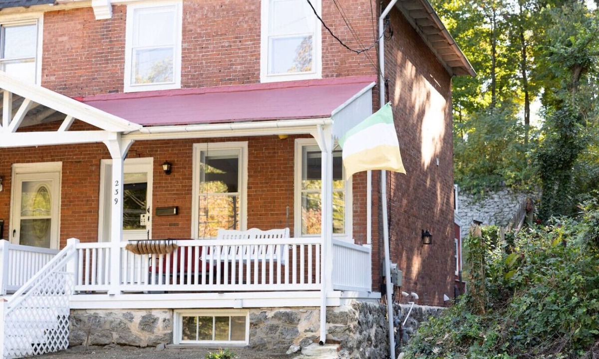 Ogontz Campus House | Quiet 2-Bedroom Upper Floor in Bala Cynwyd | Private Entrance & Parking