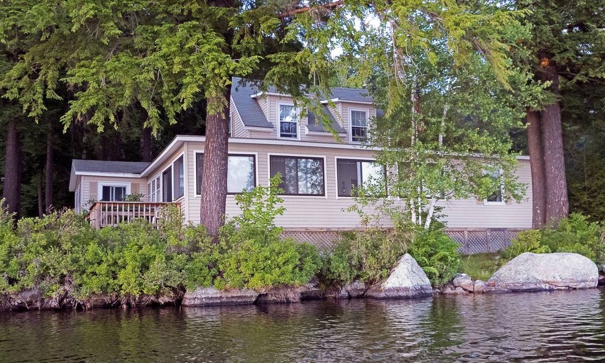 Hillsboro Cottage | Quiet, clean 4-bed lake-front cottage on Loon Pond, NH