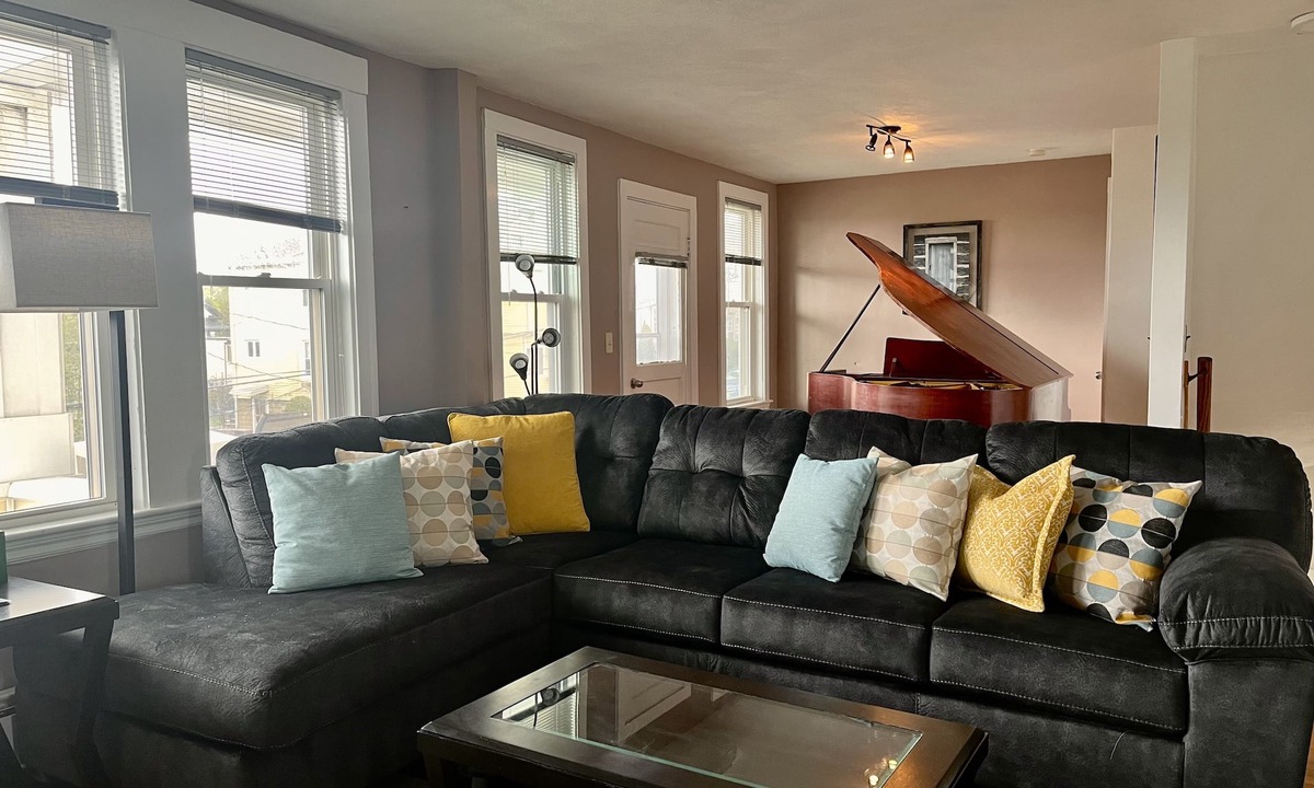 Medford House | Quiet Grand piano Apt near T station towards Boston, TD Garden, and Hospitals.