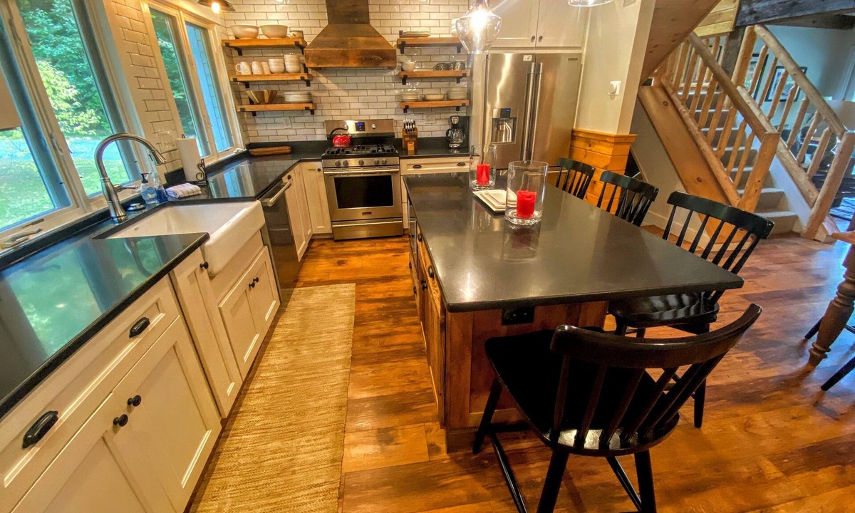 Carroll House | R22 Renovated Bretton Woods condo in unbeatable Ski-In Ski- Outlocation. Fireplace, fast WiFi!
