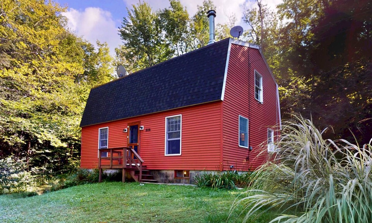 Sherwood Forest House | Real Estate: Therapy - Lake, Laundry, Love it