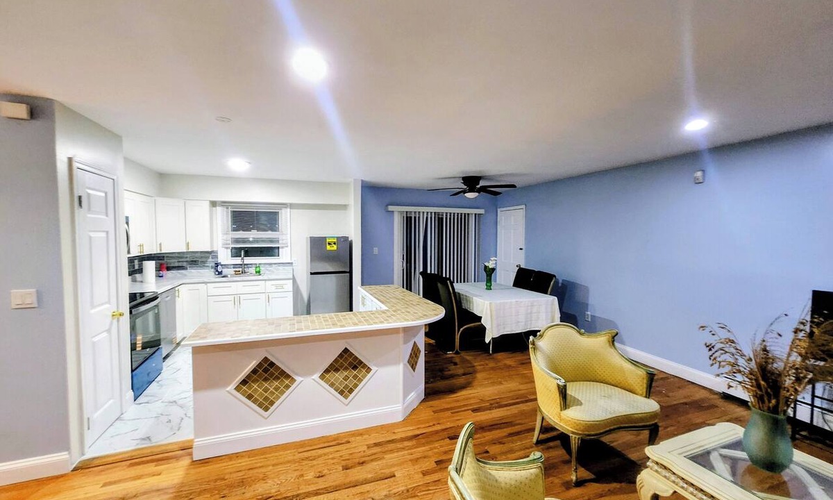 North Bay Shore House | RECENTLY RENOVATED Charming 3-bedroom house in peaceful Bay Shore with AC