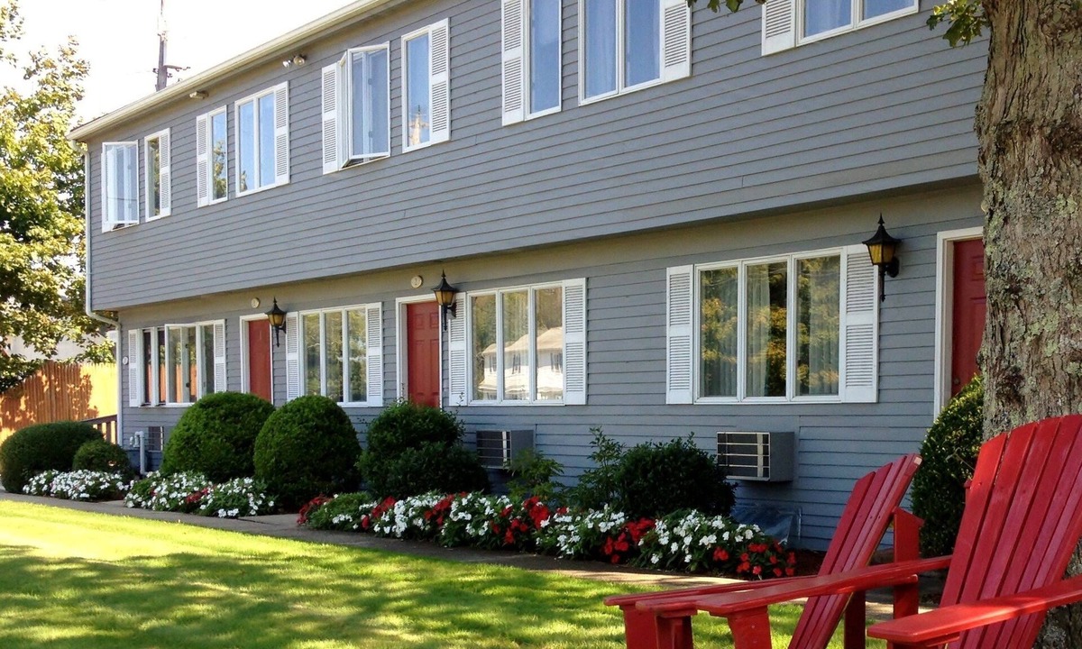 Falmouth Heights Hotel | Red Horse Inn