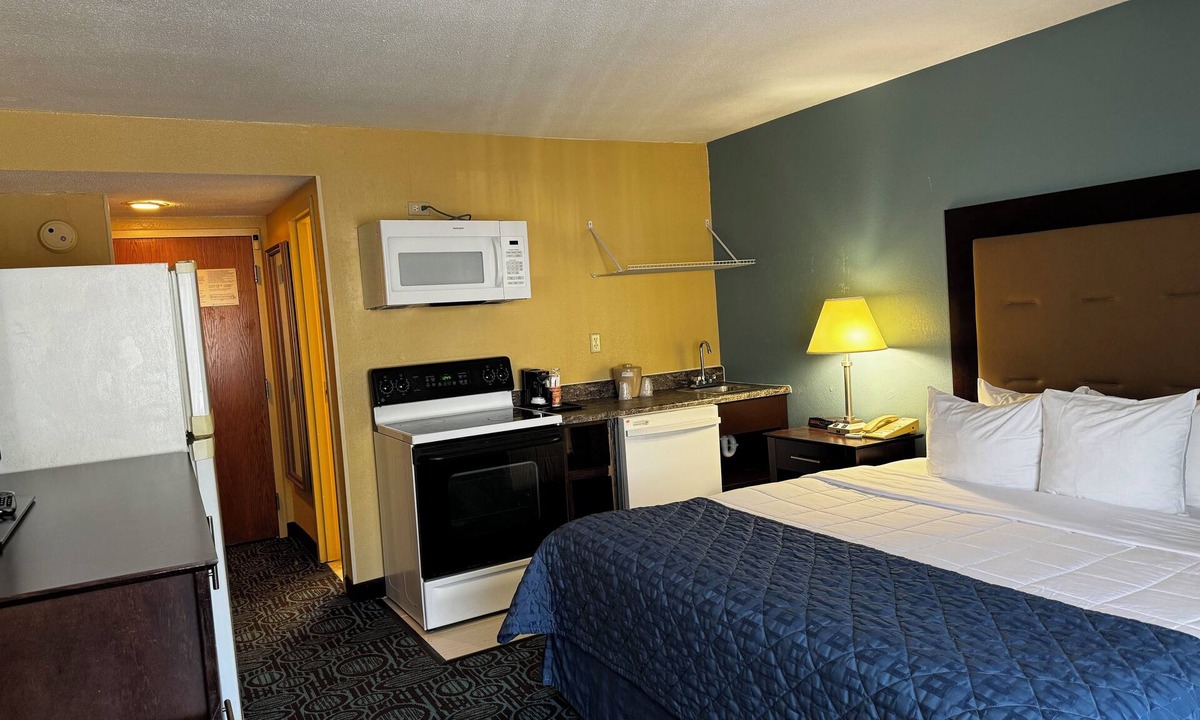 New London Hotel | Regency Inn and Suites - Non Smoking Double Bed with Kitchen