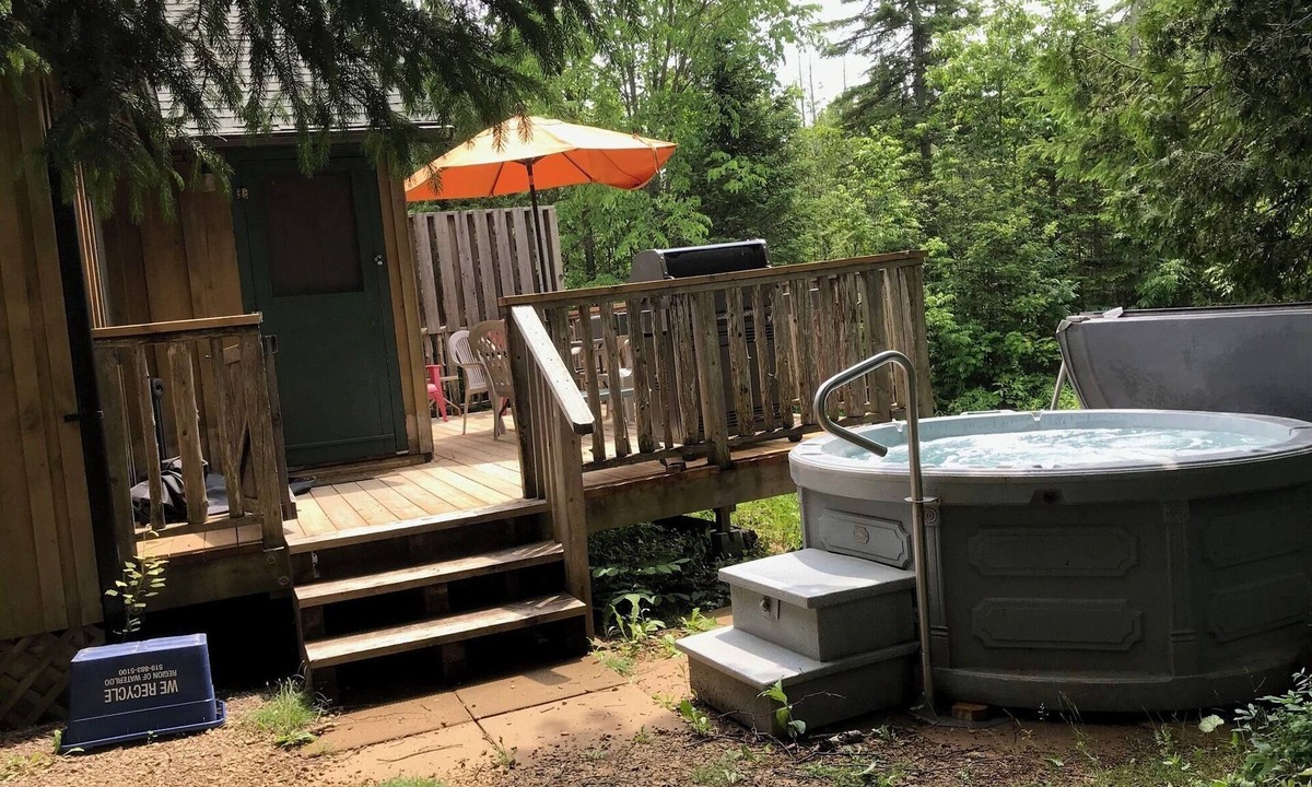 Lakefield Cottage | Reigning Cats and Dogs Cottage Retreat at the Lake Edge Cottages!