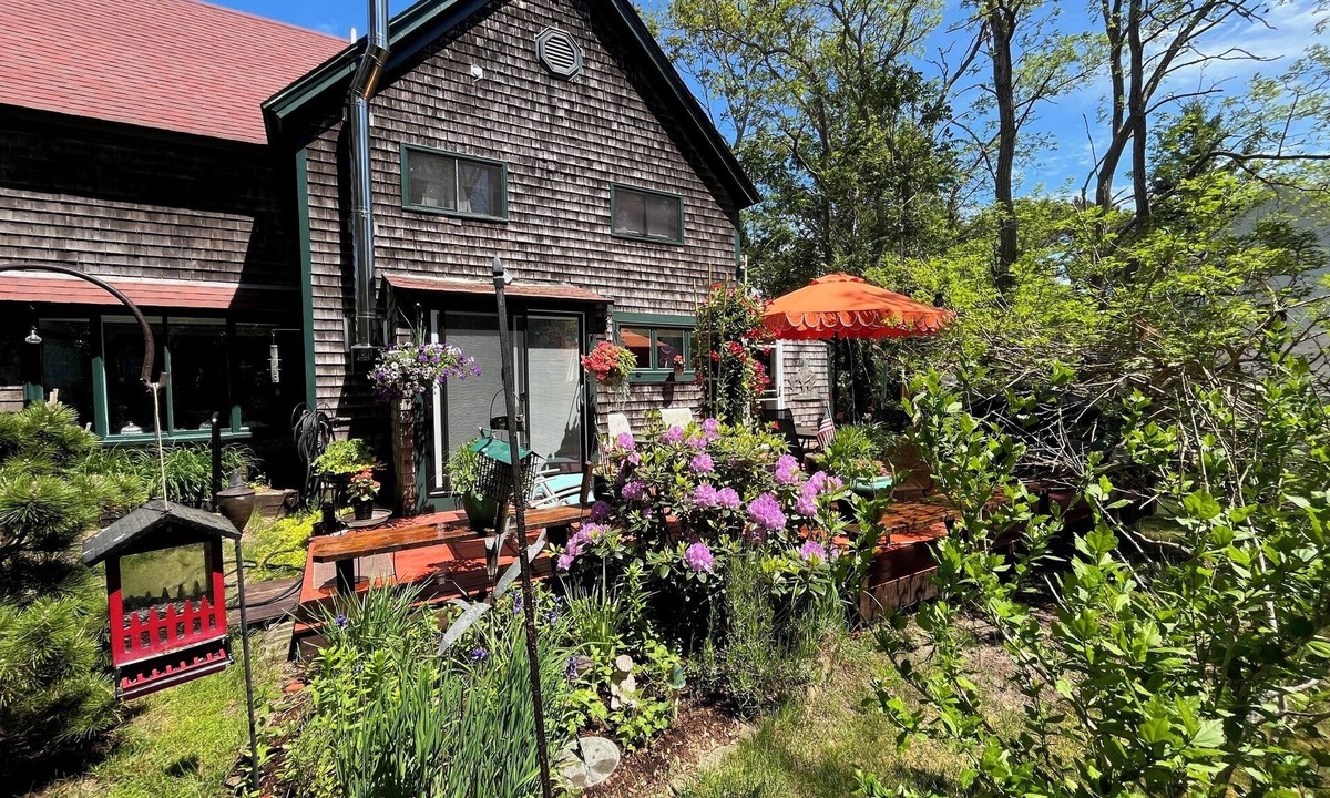 Wellfleet House | Relaxing clean cozy spacious artsy S. Wellfleet home delightful inside and out