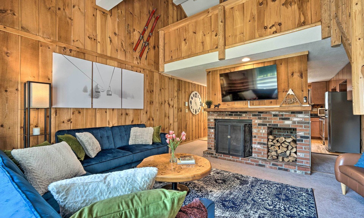 West Dover House | Relaxing Mountain Refuge: 4 Miles to Mt Snow!