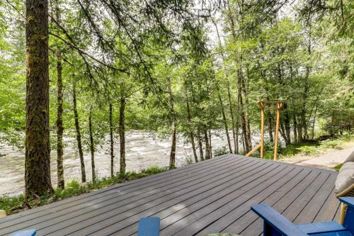 Marion County House | Relaxing Riverfront Getaway w/Fire Pit in Idanha