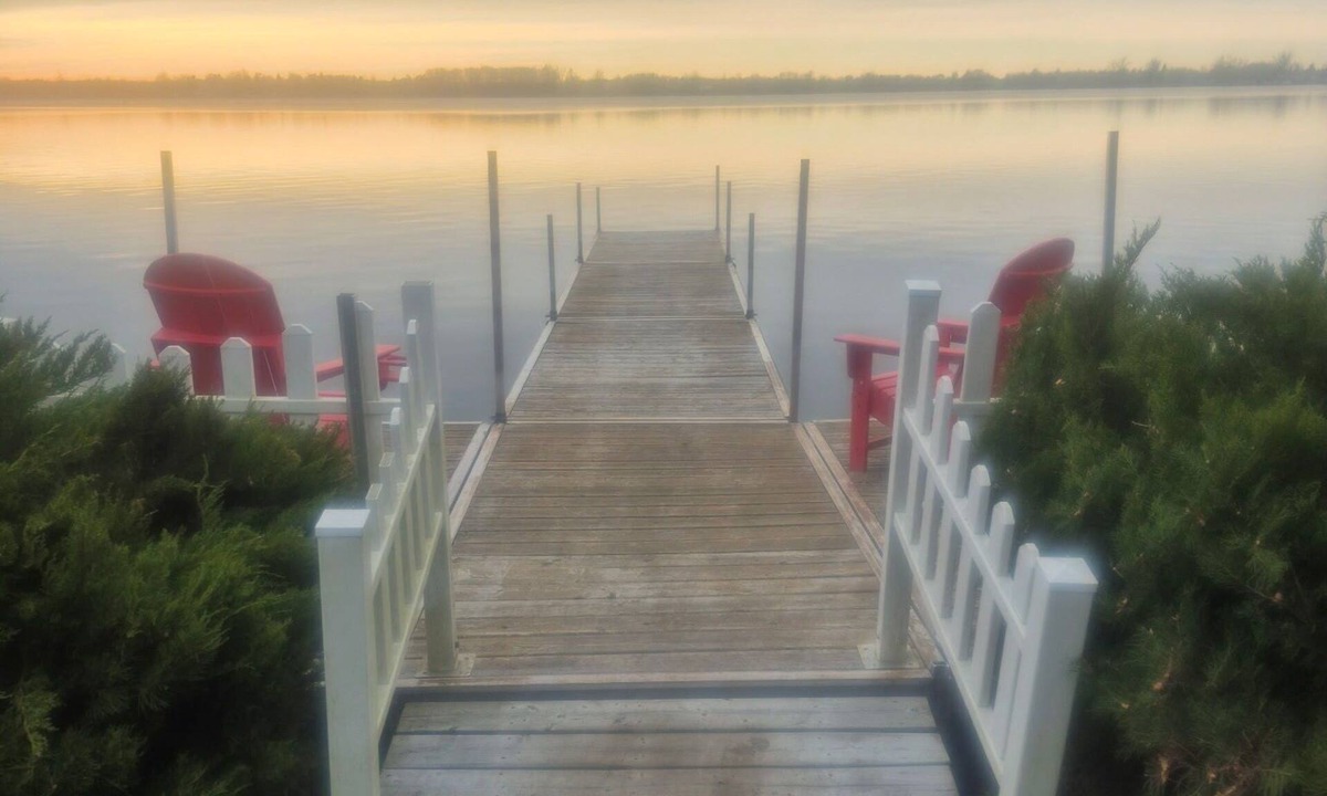 Janetville Cottage | Relaxing waterfront cottage on Lake Scugog with beautiful Sunset and hot tub