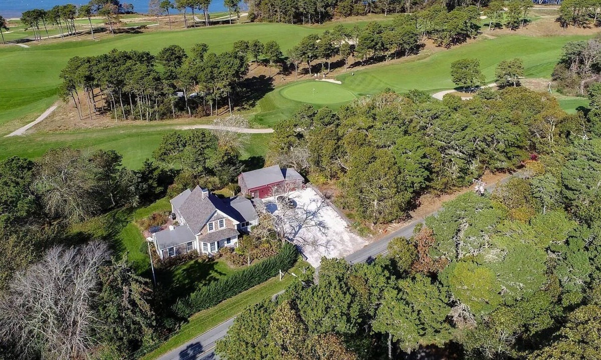 Chatham House | Renovated 3BR Farmhouse - Short Stroll to Crow's Pond Landing & Pleasant Bay