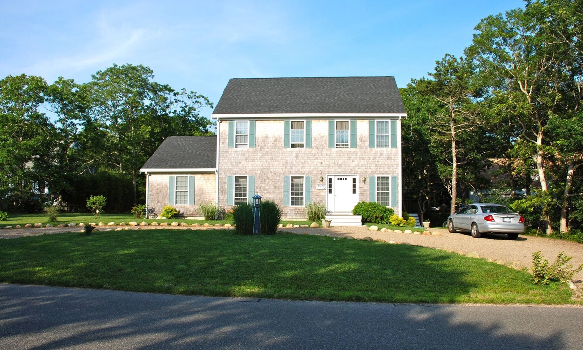 Katama House | Renovated colonial in private Island Grove community