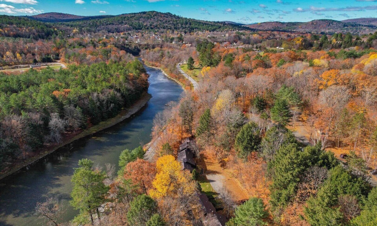 Quechee Condo | Renovated Condo with Fireplace, Mill Run