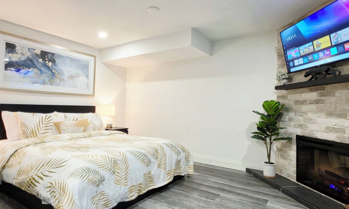 Swansea Apartment | Renovated Guest Suite Near The Lake & High Park!