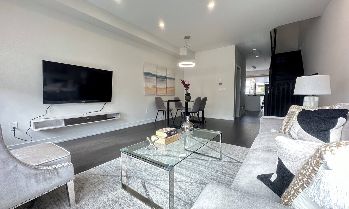 Vaughan House | Renovated Modern 4BR/4BA Townhome w/Garage Parking – Sleeps 6+