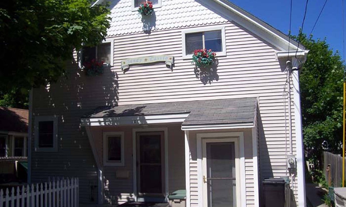 Ocean Park House | Renting fall, winter weekends. Oct-end of May available for college students.