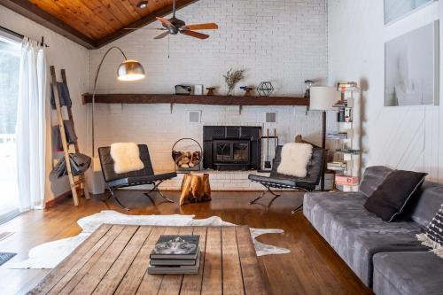 Town of Colchester House | Reservoir House - Stylish and Peaceful in Roscoe