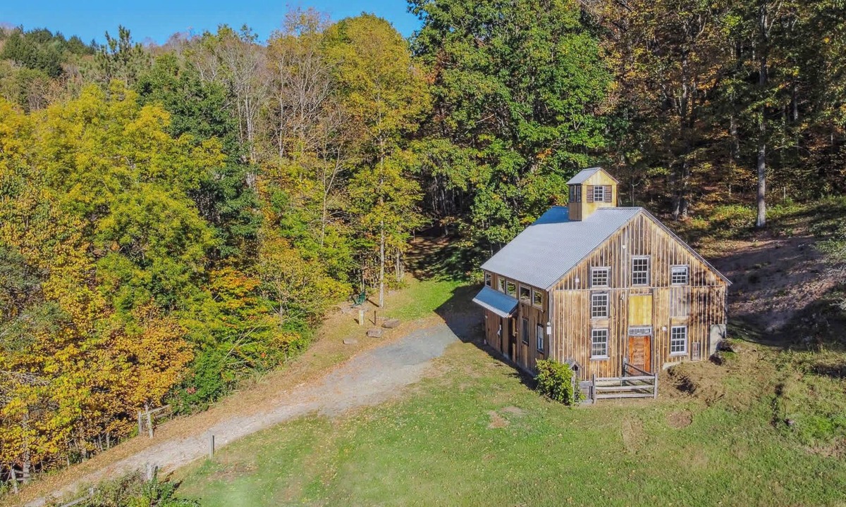 West Hartford Apartment | Reservoir Ridge Loft with Hot Tub & Sauna